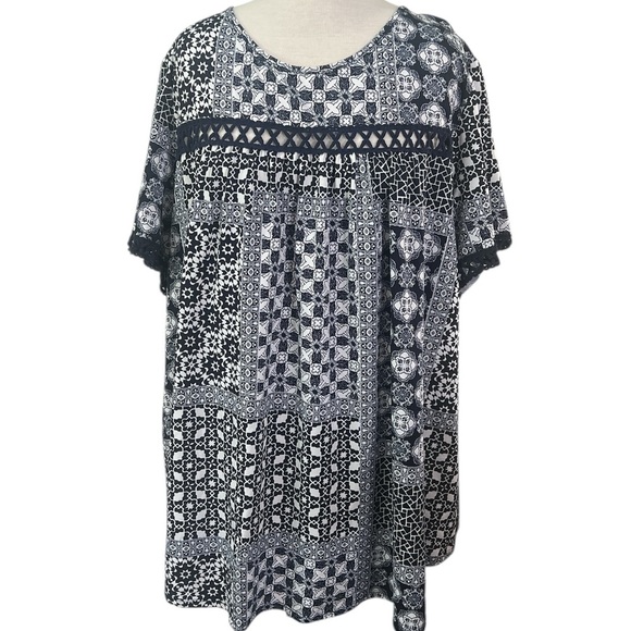 Perception Woman’s Navy and White Floral Cut Out Neckline Top 3XL - Picture 2 of 6